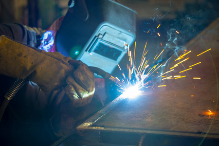 焊工进行焊接工作半自动电弧焊.mig焊接.照片