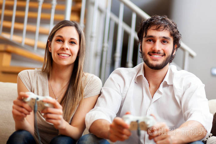 丈夫 游戏 年代 女人 挑战 朋友 娱乐 微笑 享受 夫妇
