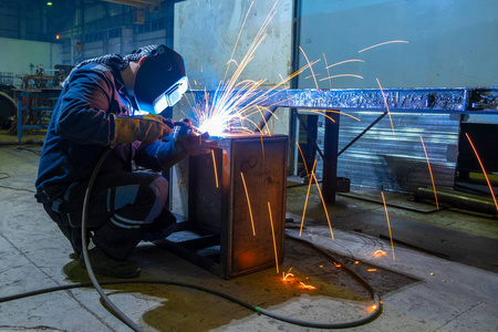 焊工进行焊接工作半自动电弧焊.mig焊接.照片