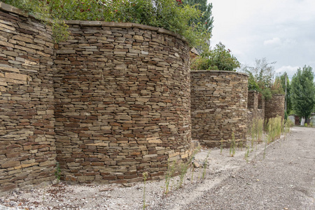 石墙。手工制作的石头建筑。用石头和粘土做成的柱子，是领土的外部装饰。