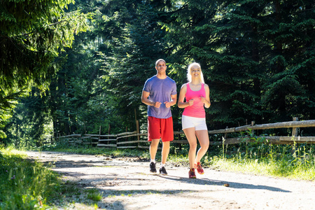 跑步的男女图片