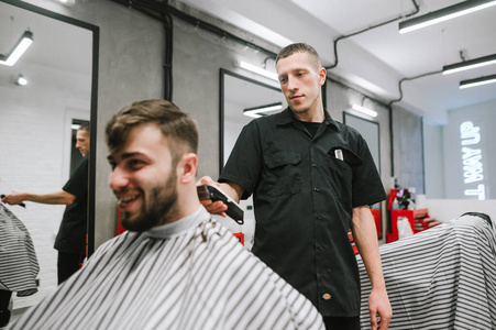 剪头男一个男理发师用一个波罗罗理发师给一个微笑