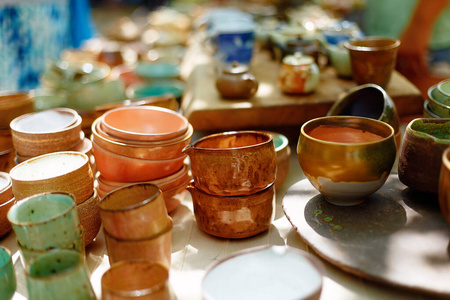 漂亮的粘土茶壶和杯子,烧制的陶瓷.照片