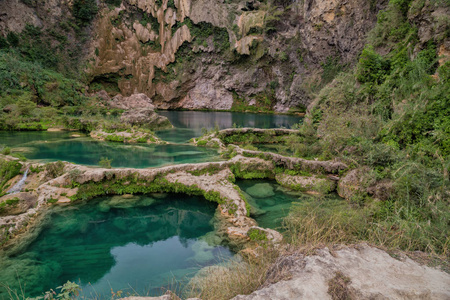 森林瀑布，自然背景。一个人站在瀑布前的石头上，EL SALTOEL MECO墨西哥圣路易斯波托西，美丽的瀑布