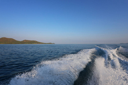 快艇的海浪和晨曦的海景。