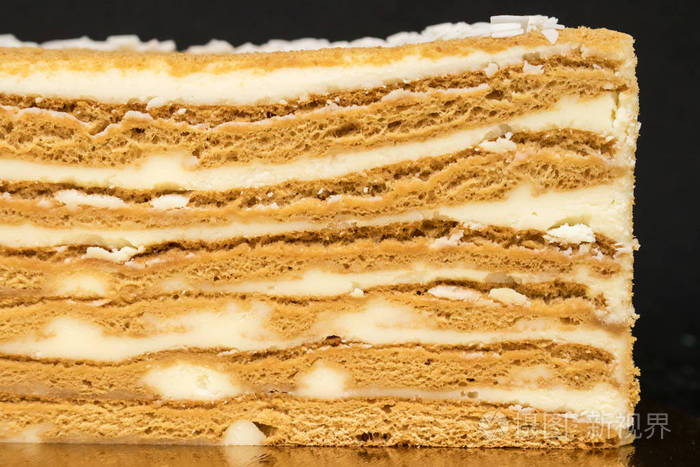 黑色背景的半个蛋糕特写镜头切蛋糕有明显的层次和白色的馅料