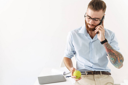 高兴的年轻商人用手机交谈照片