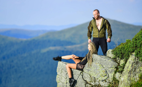 女孩和广泛的边缘图片