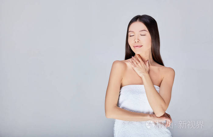 年轻性感美女摸脖子的画像