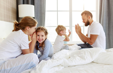 幸福的家庭母亲,父亲和孩子们欢笑,玩耍,嬉戏照片
