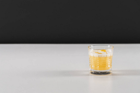 桌子 液体 玻璃 点心 饮料 特写镜头 果汁 食物 酒吧