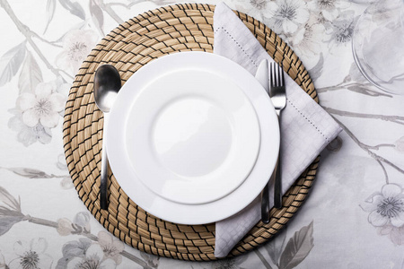 餐桌摆设.一个现代,优雅的餐具一个人,俯视.照片