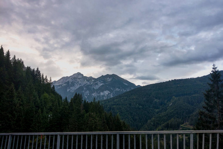 晴朗晴朗的意大利山景，白云石。