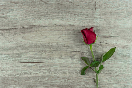 木桌背景上的红玫瑰花。爱，浪漫和快乐