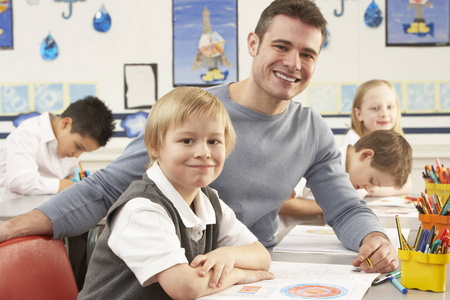 学校 教学 形象 帮助 教室 书桌 微笑 在一起 三十岁