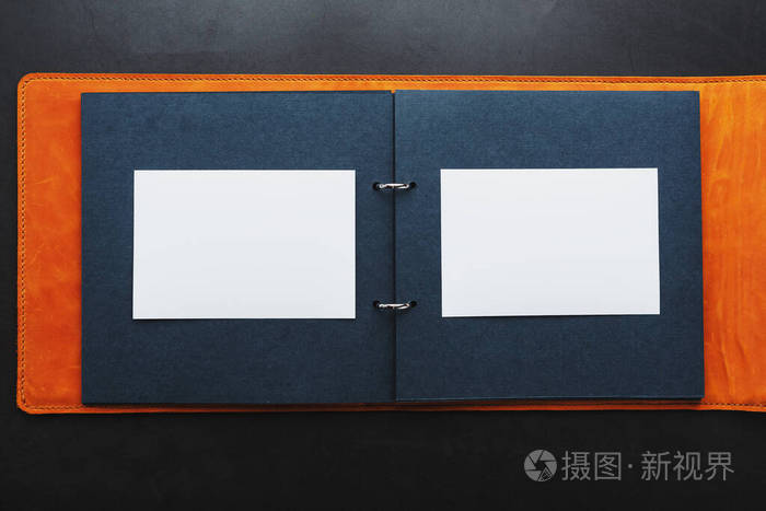 相册上有空白的照片空间相纸上有空白的空白页