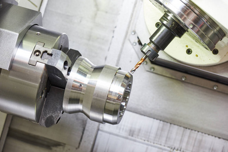 生产工装数控车床上的金属加工钻孔工艺照片