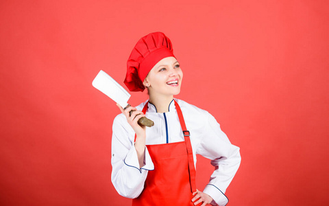 屠夫切肉.家庭主妇拿着菜刀.戴厨师帽和围裙的女人.多咬一口照片