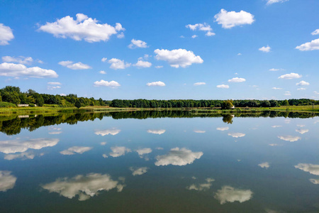 美丽的风景,在清澈的水中倒影.湖面上蓝天白云密布.照片