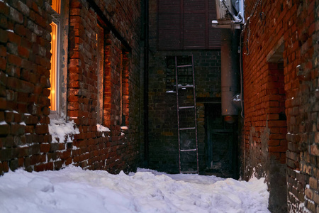 老美圣诞节院子老院子里白雪皑皑的死胡同照片