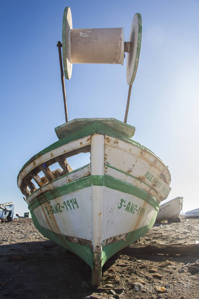 海滩上废弃的旧木船一艘旧沉船ab