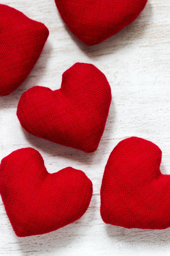 白色背景上的红色织物心形图案情人节概念