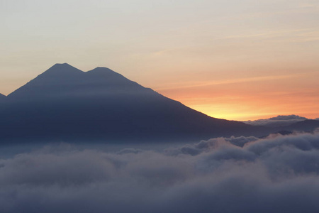 日落，五彩缤纷的天空和多云的山峦危地马拉的风景