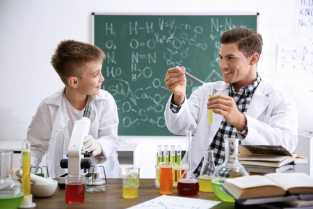 化学课教师带学生在桌上做实验