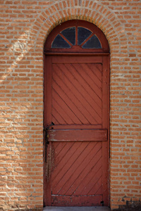 红木门旧砖墙