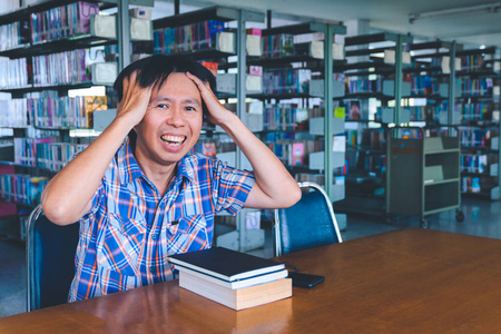 亚洲学生图书馆里的书让他们厌烦