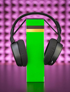 专业的现代耳机为游戏玩家在粉红色的背景