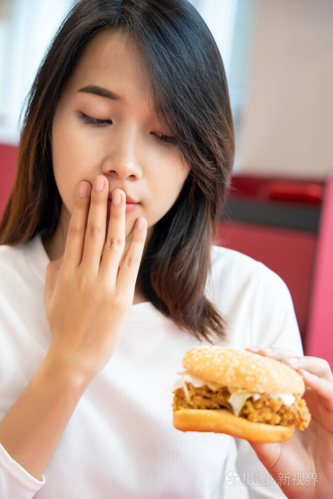 饥饿的 餐厅 烹调 好吃 幸福 女人 碳水化合物 面包 食物