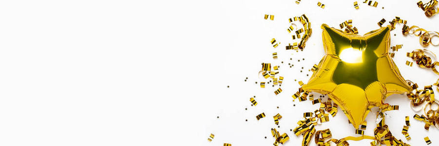 白色背景上的金色气球星星和五彩纸屑形状。节日聚会生日装饰的概念。横幅平放，俯视图