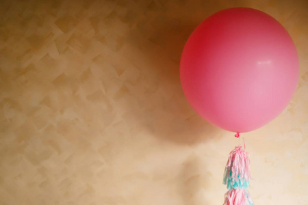 黄色背景的粉红色大气球图片