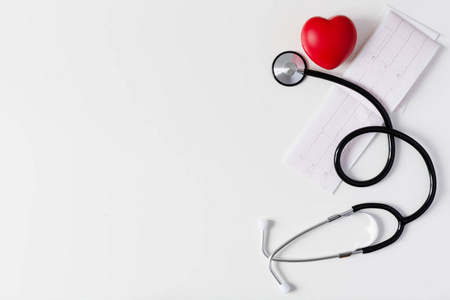 医生听诊器，红心和心电图。医疗保健概念。