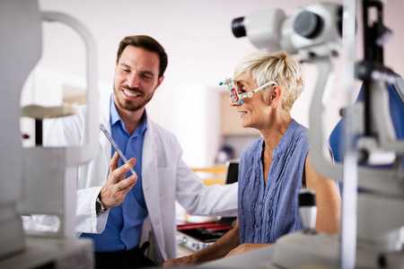 女士 医生 年龄 眼睛 验光 考试 健康 近视 检查 眼科医生