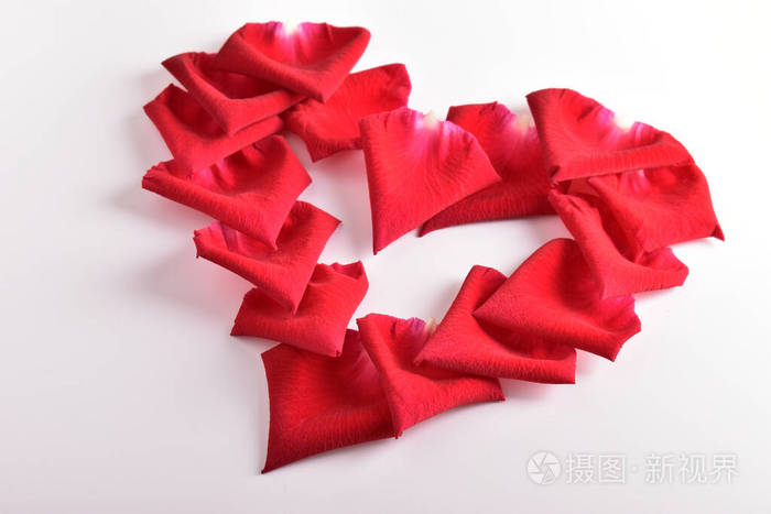 白底玫瑰瓣花的红色心形