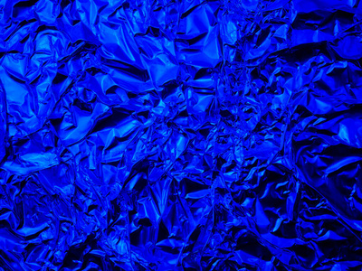 抽象的趋势蓝色背景与皱缩箔的纹理。