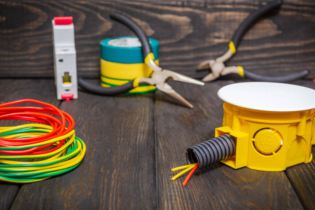 电气接线黄盒用电线在电气安装过程中使用