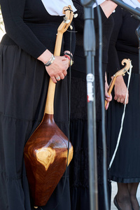一位格鲁吉亚妇女手里拿着一件民族乐器