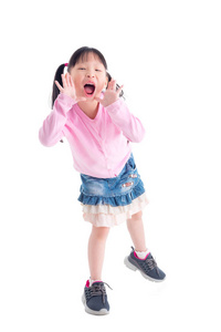一个快乐的亚洲小女孩笑着在白色的长裙上呼喊。
