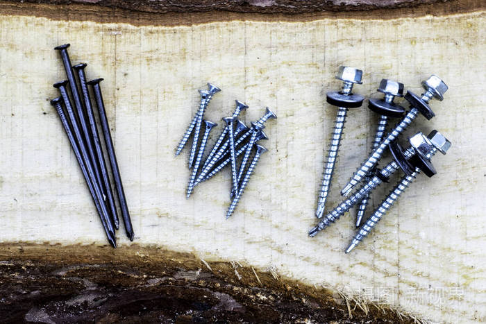 紧固件钉子螺丝钉在木板上