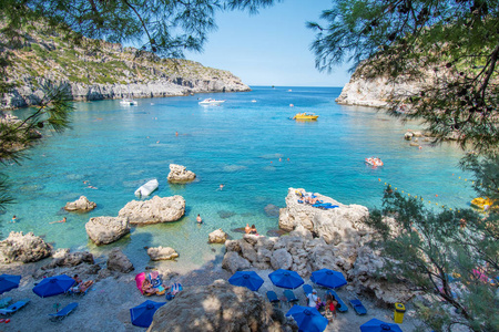 安东尼奎恩希腊罗德岛有游客雨伞和太阳椅的小海滩