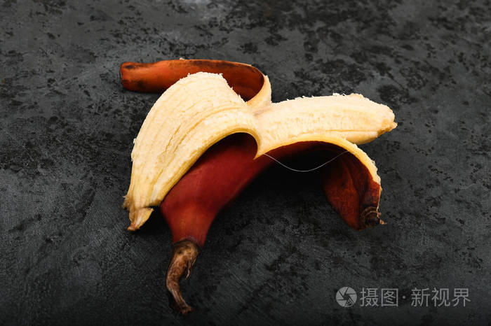 背景是深红色的香蕉红香蕉比较短是香蕉的一种棕色香蕉品种