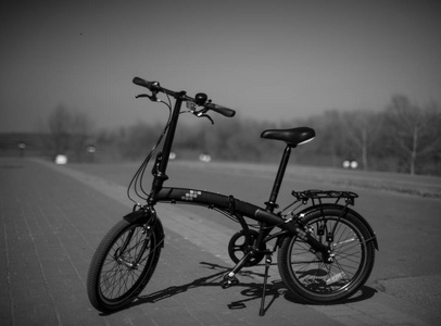 街头黑色折叠自行车