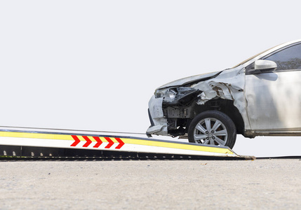 灰色汽车在道路上因事故损坏,随车滑行.隔离白色背景.照片