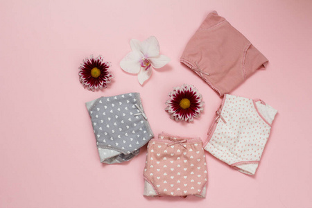 漂亮的女式棉质内裤，粉色背景，带花蕾。
