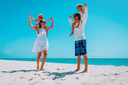 快乐的妈妈，爸爸和孩子们在海滩度假玩