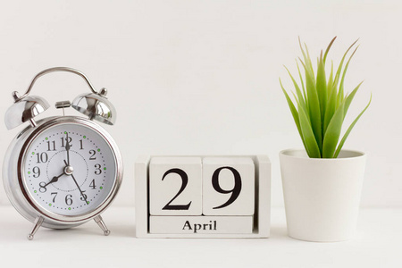 4月29日据木版报道日历一天的概念a一年。春天在院子里