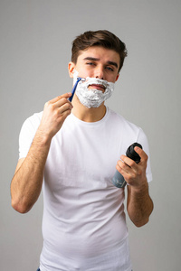 面对 健康 幸福 护肤品 男人 卫生 照顾 剃刀 演播室